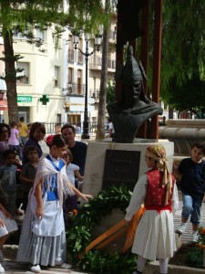 Ofrena floral al bust de Jaume I de Benissa
