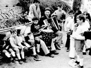 Pere Bigot amb xiquets de Benissa (anys 70)